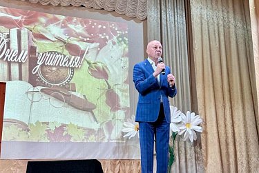 Геннадий Аверьянов поздравил учителей